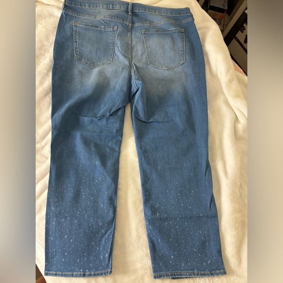 Old Navy Women’s Distressed Boyfriend Straight Jeans 18 Regular NWOT - Picture 6 of 7